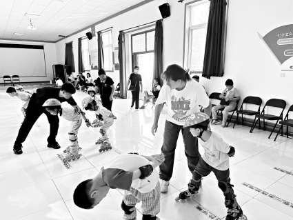 刘景涵教小学生旱地轮滑。