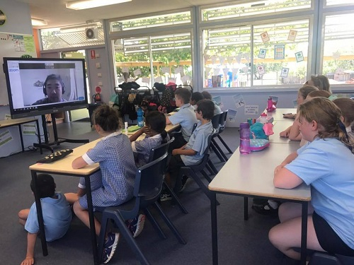 圣方济各沙勿略小学学生通过视频学习中文。（图片来源：台湾联合新闻网）