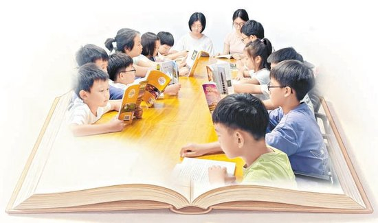 两名高中生志愿者（中）与小朋友们共读。