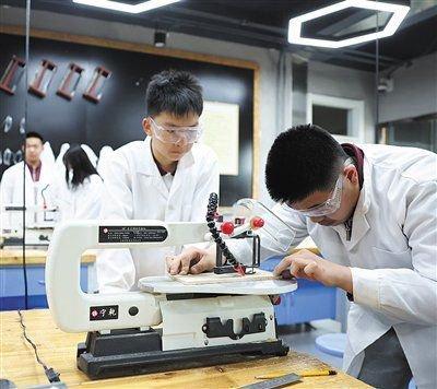 5月8日，北京中学东坝南校区，学生们在劳技教室制作手工。 新京报记者 王飞 摄