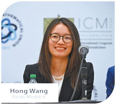 王虹出席获奖后的记者招待会。 　　新华社记者 李 睿摄