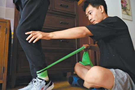 老人训练中不乏增加力量的训练。