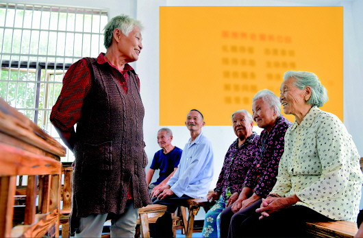 ▲10月6日，在江西省南昌市南昌县武阳镇前进村的“颐养之家”，几名老人在午饭前一起聊天。 新华社记者彭昭之摄