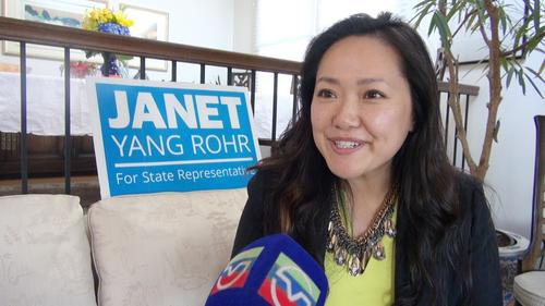 杨启华向记者介绍她的竞选理念。（美国中文网/邱洪辉 摄）