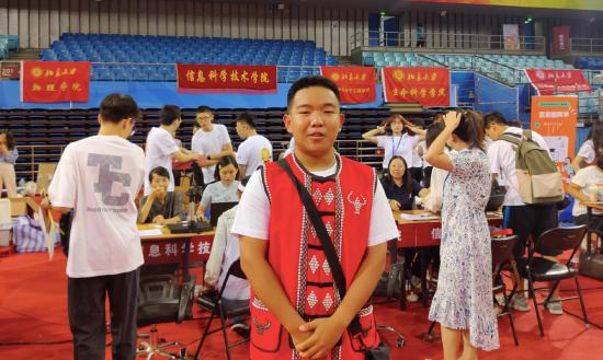 陈浩伟在北大新生报到现场。本文图片均为澎湃新闻记者 程婷 图