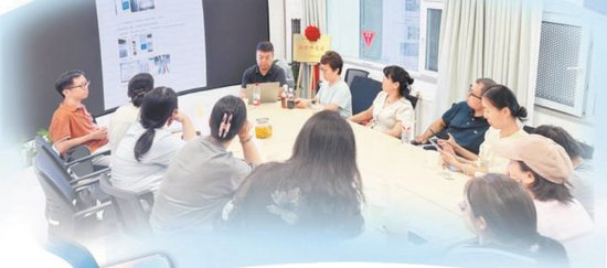 在陪诊师之家，每周四的固定沙龙，是大家交流经验、打磨服务细节的阵地。