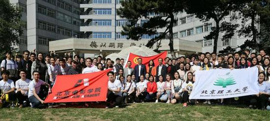 　　本次主题团日活动，在北理工中心花园的“延安精神石”前拉开帷幕。“延安精神石”是由延安市政府赠予北理工的延安石，正面为北理工杰出校友、原国务院总理、原全国人大常委会委员长李鹏所题“延安精神、薪火相传”，背面则刻画了北理工从延安到北京的校址迁徙路线图。