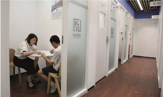 　根据教育部公布的数字，从 2018年2月开始，全国共摸排约40万家校外培训机构，整改27.3万家。图/视觉中国