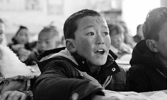 青海省称多县称文镇中心寄宿小学，双师课堂上的孩子们。　受访者供图