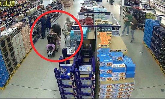 以婴儿车和孩子作掩护 夫妻在超市“夹带”盗八千元商品被抓