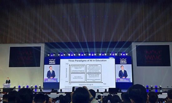 7月17日，穆特鲁·丘库罗瓦在世界人工智能大会上发表演讲。