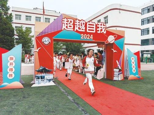 昨天，北京市第二十中学新都校区举行 仪 式 ，为2024届中考学生加油鼓劲。曹胜摄