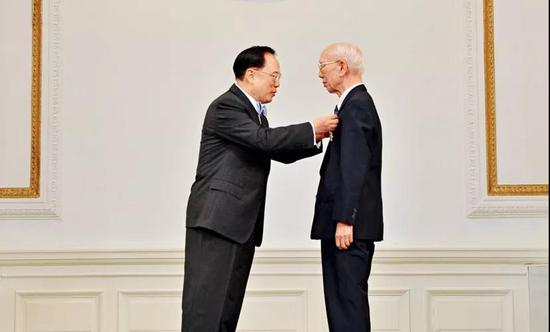 　　香港特区行政长官给田家炳颁授最高荣誉“大紫荆勋章”