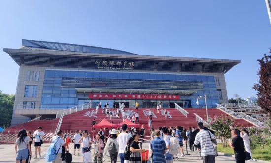 8月19日,北大本科新生陆续走进北大邱德拔体育馆报到。