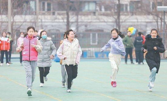 中关村三小的孩子们利用课间15分钟休息时间，来到室外锻炼身体。
