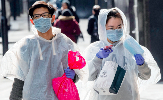 3月6日，伦敦街头，两名出行者都穿上了“防护服”。