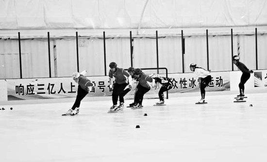 冰雪运动专业的学生在上滑冰课。