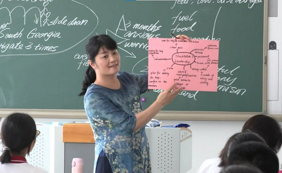 教师在给学生上课