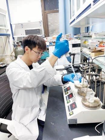 北京工业大学学生在实验室做实验