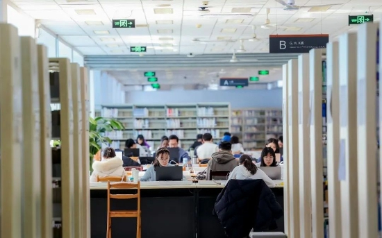 在北京航空航天大学图书馆学习的学生们。 图/北京航空航天大学公众号