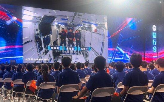 三位航天员准时出现在“天空课堂”上。 新京报记者刘洋 摄