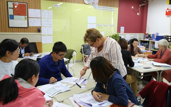 来宾与国际部老师交流