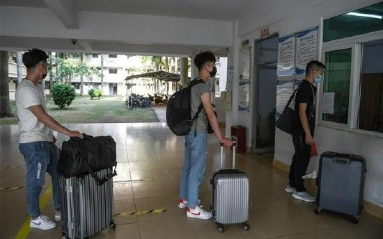▲某高校大学生在宿舍楼下排队办理入住手续。图/新华社