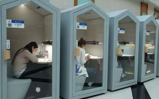 ▲多所高校在图书馆布设静音舱，受到欢迎。图/人民日报微信公众号