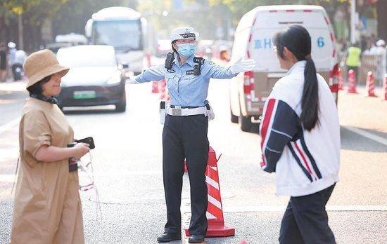 6月24日,东直门中学考点,东城交通支队民警维持交通。