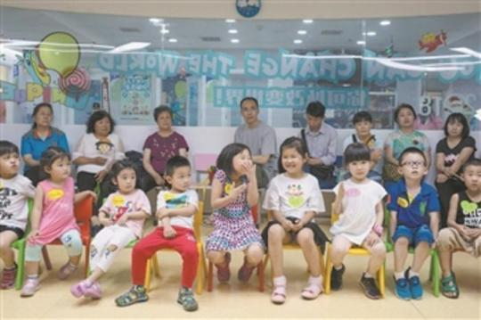一家幼小衔接教育机构的活动室内，孩子们和家长同处一室。李建国 摄