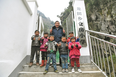 1月23日，陈申福在重庆市城口县龙田乡仓房小学和学生们合影。