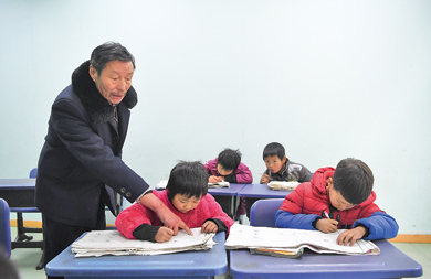 1月23日，陈申福在龙田乡仓房小学给学生辅导。