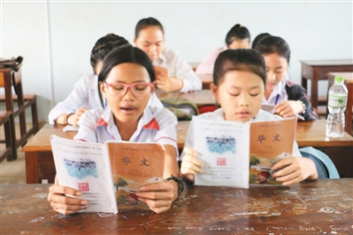 暹粒华文学校中山学校内的柬埔寨学生正在朗读中文