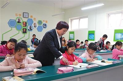 昨天下午放学后，大兴区第八小学的学生被集中在“临时班”内，由老师统一管理。