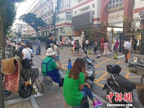 资料图：中关村一小门外等候接孩子的家长。中新网记者 张尼 摄