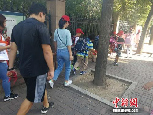 资料图：某托管机构接小学生放学。中新网记者 张尼 摄