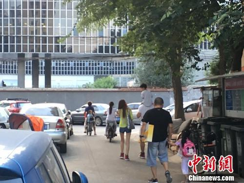 资料图：北京某幼儿园门口，家长接孩子放学。中新网记者 汤琪 摄