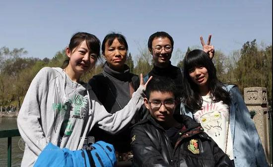 （朱晓鹏和母亲、同学一起出游，图片来自清华新闻网）