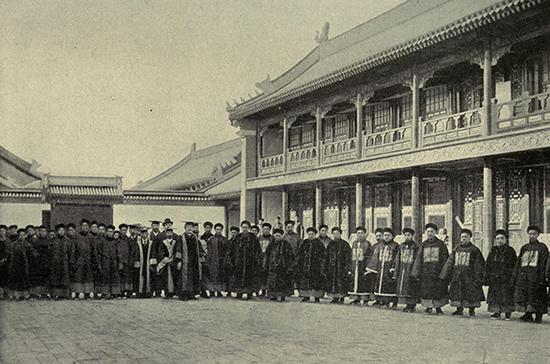 1901年丁韪良等人在京师大学堂前合影