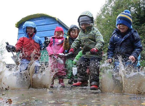 森林幼儿园的孩子一点不怕脏。