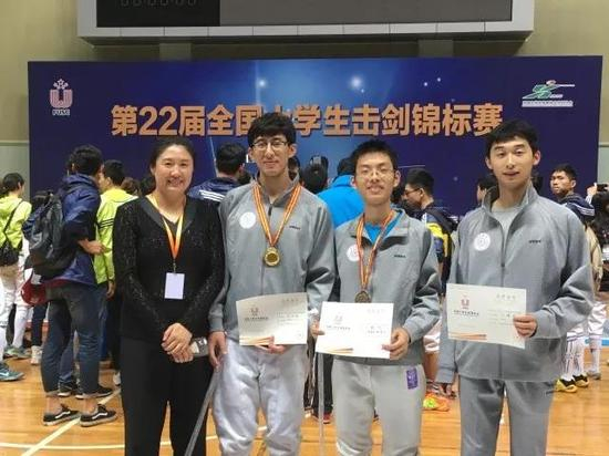 王子承（左二）夺冠后与老师、队友合影