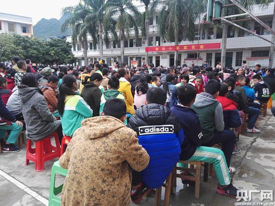 布兵小学家长会不少学生是爷爷奶奶来开会的，没有家长来的学生集中坐在了一起。