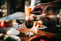约姑娘下班喝黑啤 戴什么表点酒才显得高级?