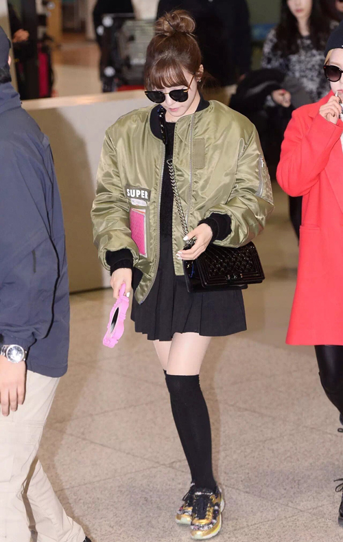 搭配百褶裙+长筒袜