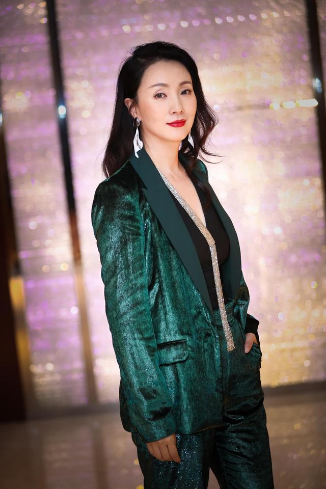 明星爱大牌:小陶虹身着深绿色西服霸气十足