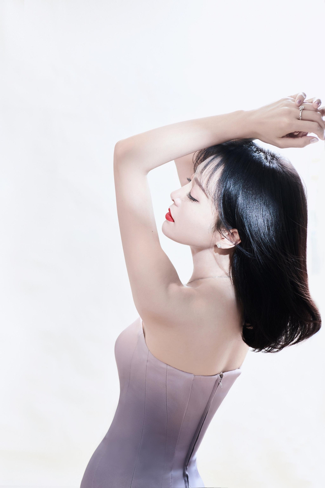 身穿水墨荷叶边裙现身某活动,佩戴精致钻饰璀璨夺目,细腰婀娜精致如画