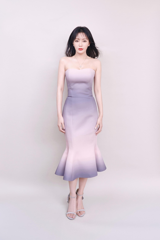 身穿水墨荷叶边裙现身某活动,佩戴精致钻饰璀璨夺目,细腰婀娜精致如画