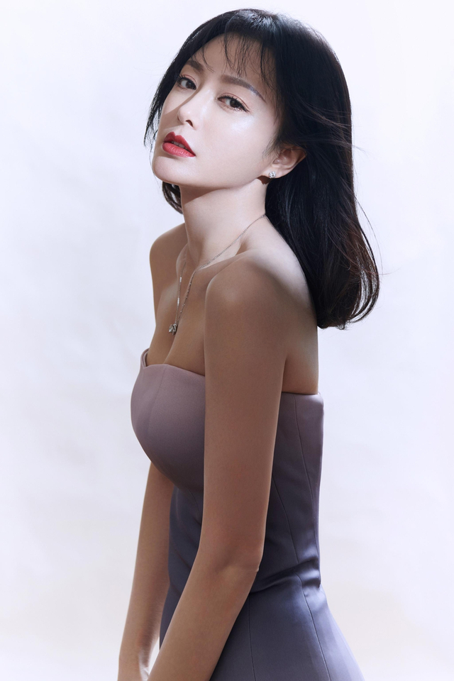 身穿水墨荷叶边裙现身某活动,佩戴精致钻饰璀璨夺目,细腰婀娜精致如画