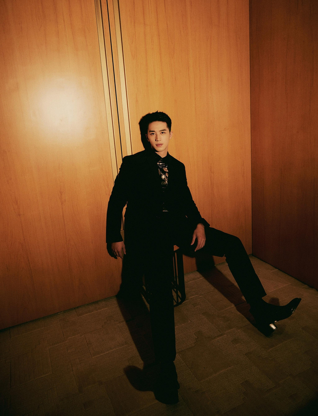 热爱摇滚的许魏洲在穿搭方面也"摇滚范儿"十足,颈