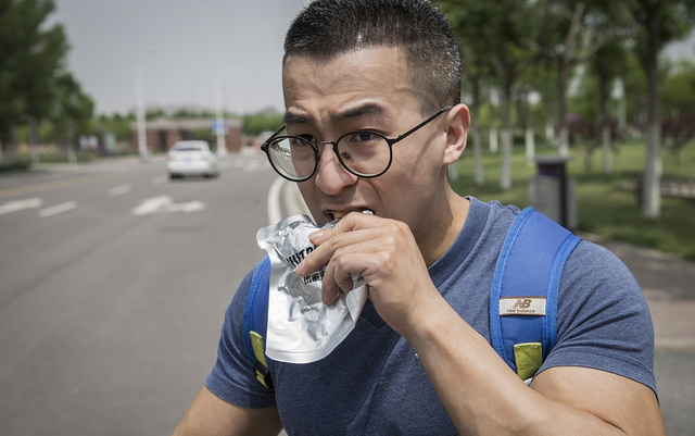 来自浙江杭州的李荣坚今年26岁,本科的时候,他因为成绩优异,在天津